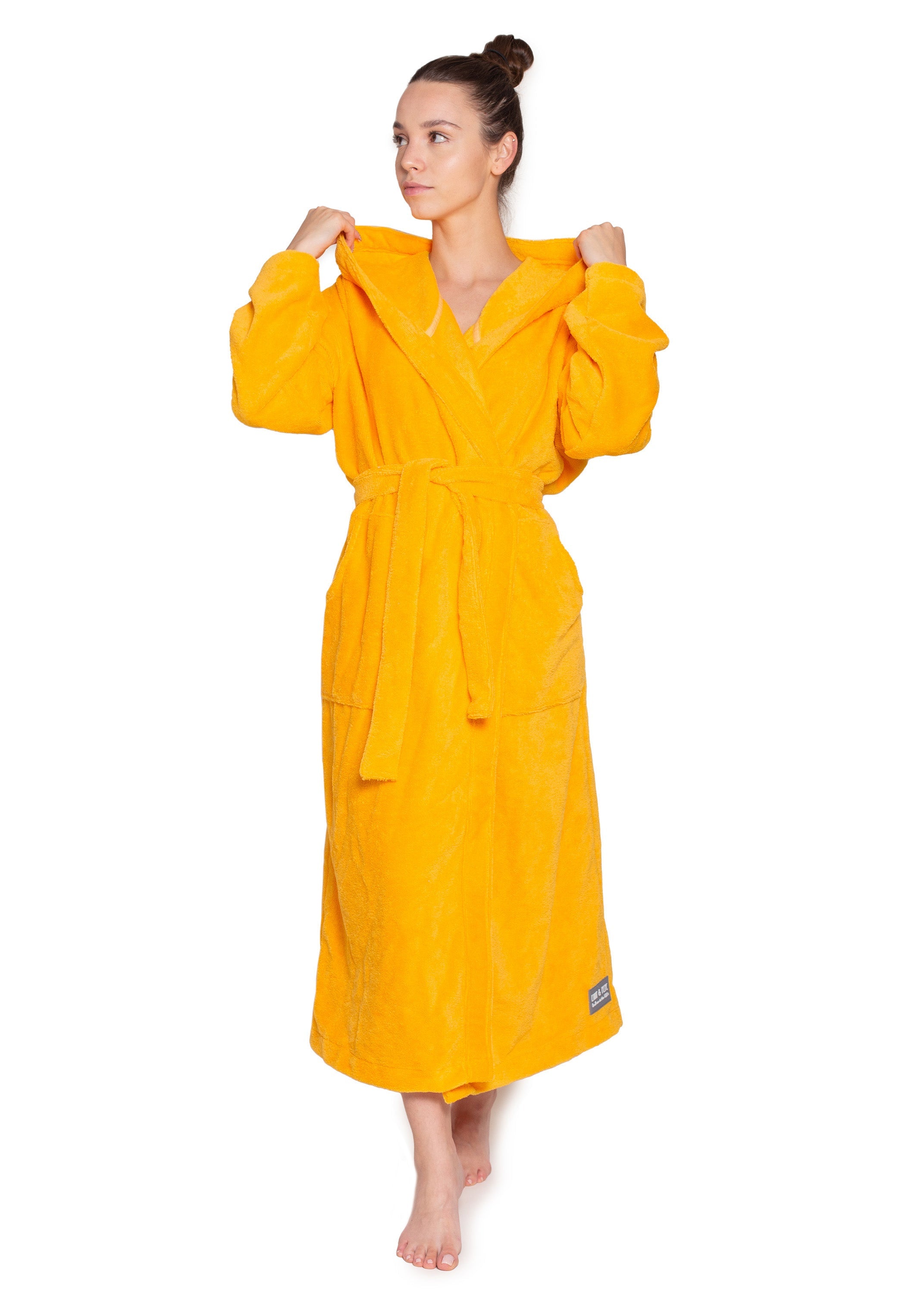 Bamboo Bademantel aus Bambusfaser, Frontalansicht, Unisex, Modell Shiny Mustard in verschiedenen Größen