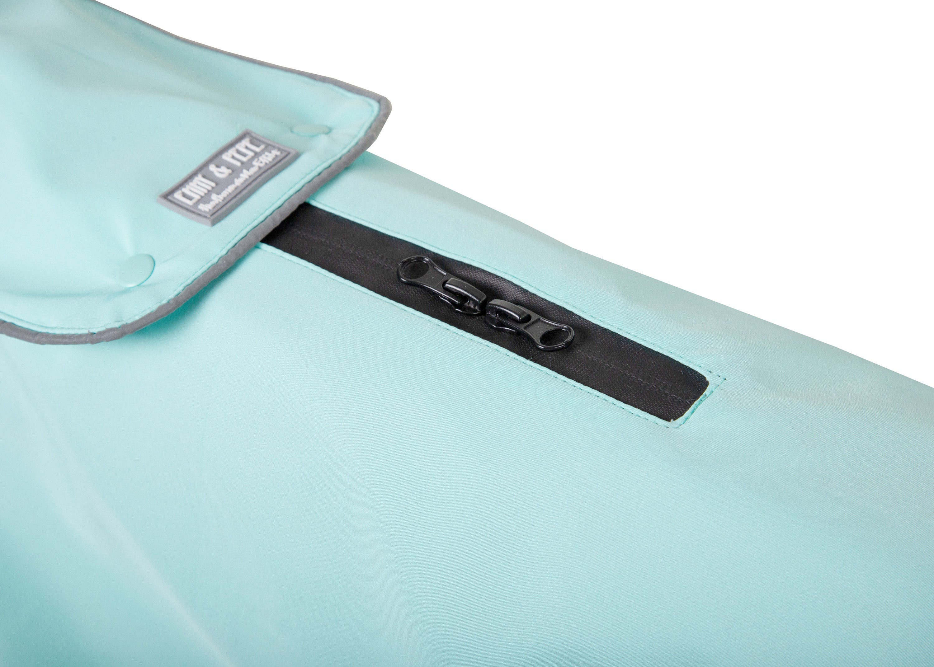 Wau-Coat Mint, wasserabweisende Reißverschlüsse und praktische Öffnungen für Halsband und Geschirr