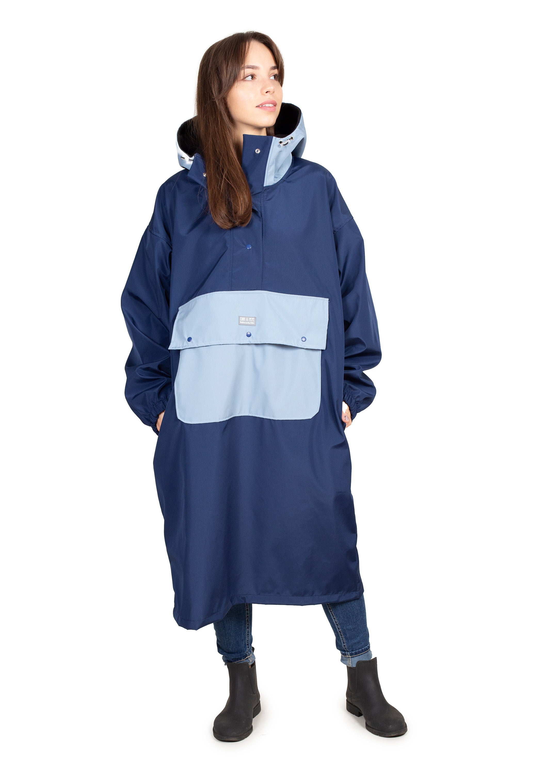 Wau-Poncho Hellblau-Dunkelblau: wetterfestes, durchdachtes Design mit großen Bauchtaschen (Druckknopf) und zwei Seitentaschen – alles Griffbereit für Hundespaziergänge.