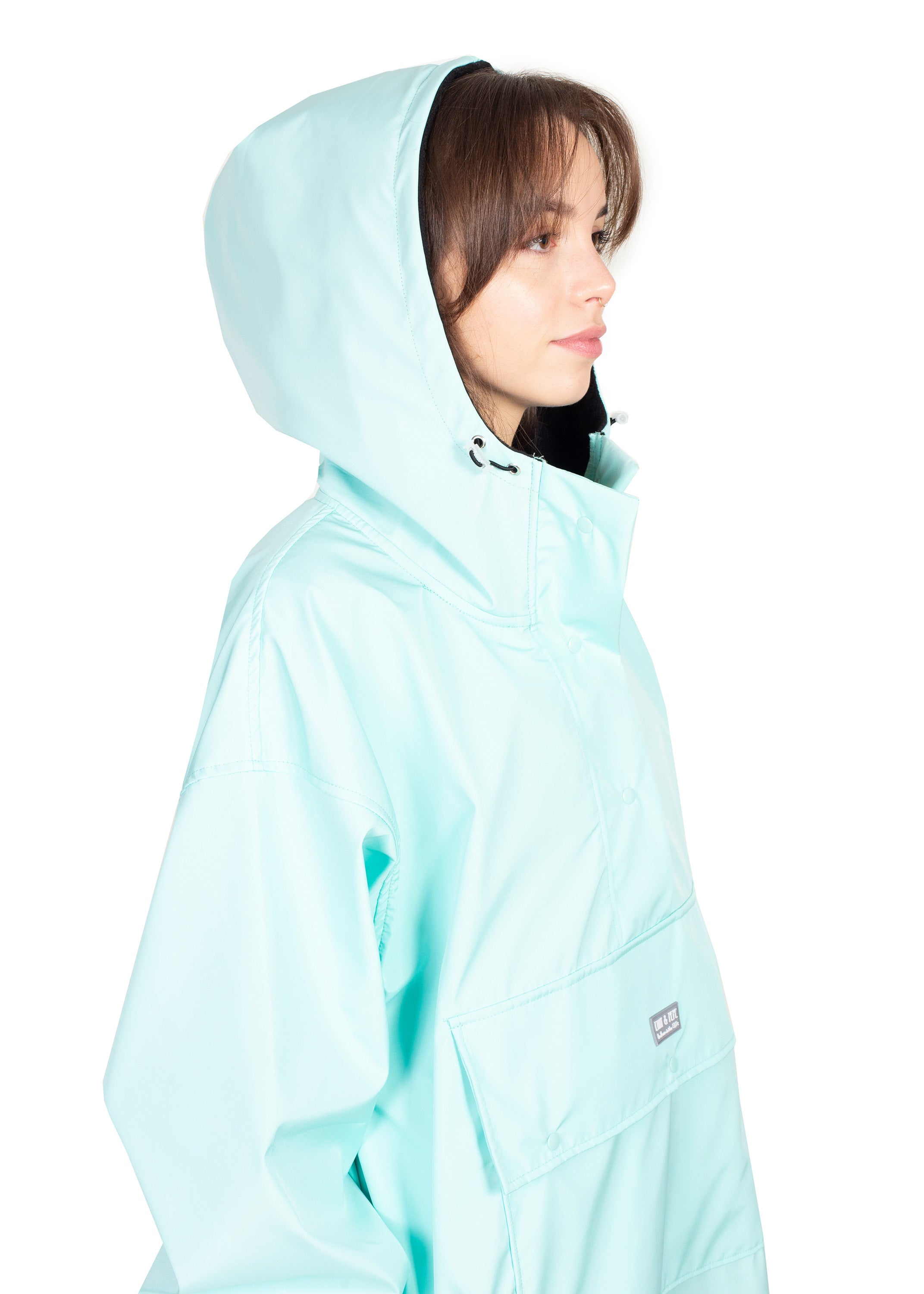 Wau-Poncho Regenponcho für jeden Spaziergang, Modell in Farbe Mint - mit verstellbarer Kapuze