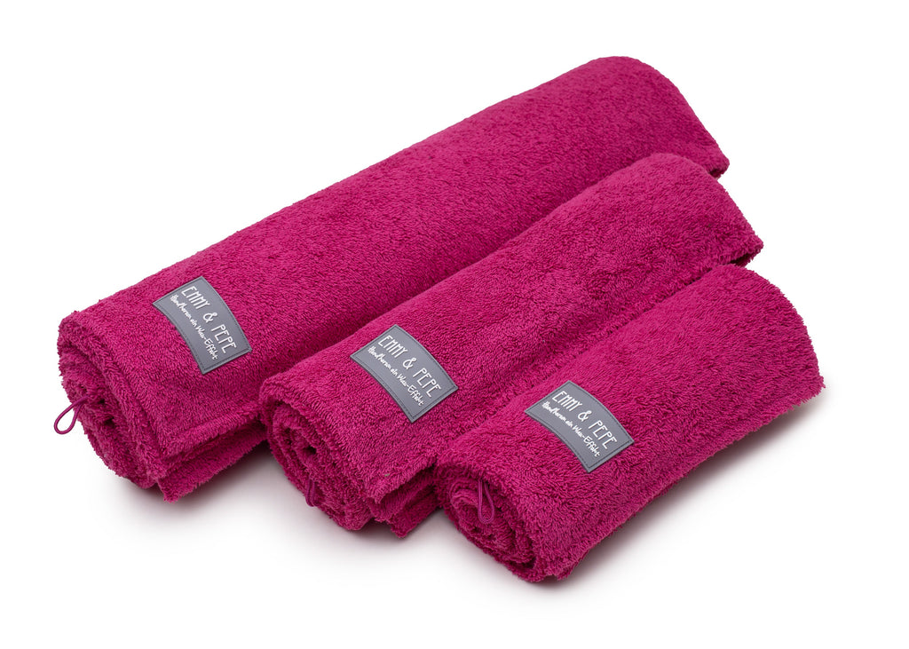 Hundehandtuch aus Bambusfaser Magenta alle Größen gerollt übereinander