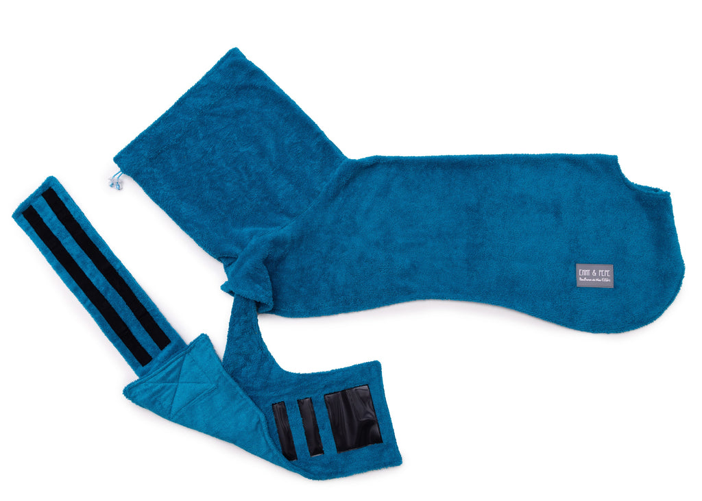 Hundebademantel aus Bambusfaser Aqua mit geöffnetem Bauchgurt