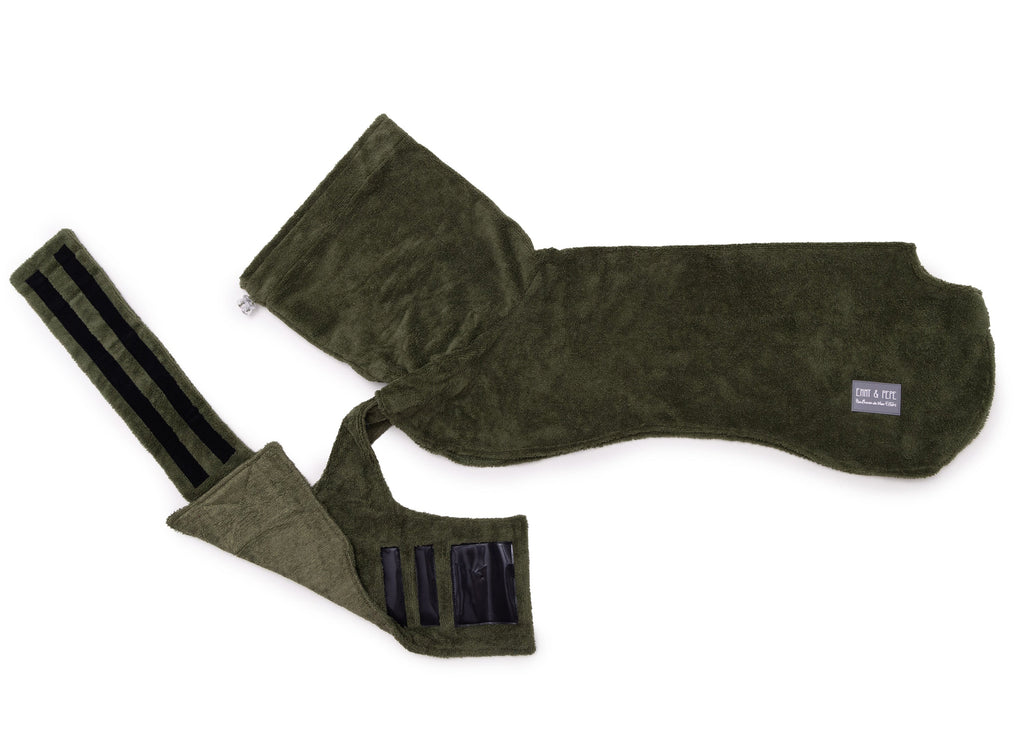 Hundebademantel aus Bambusfaser Olive mit geöffnetem Bauchgurt