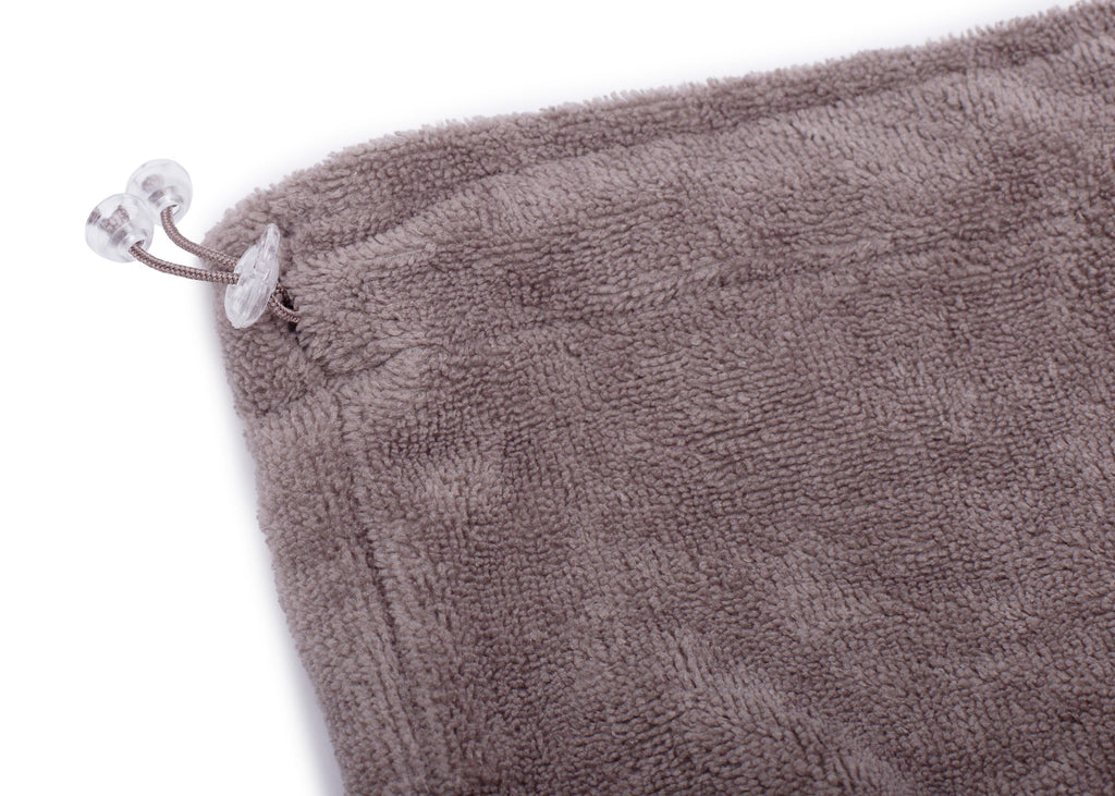 Hundebademantel aus Bambusfaser Schlamm Detailansicht Halsteil