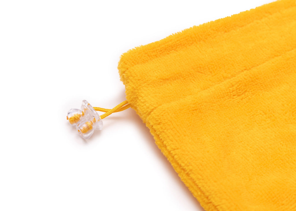 Hundebademantel aus Bambusfaser Shiny Mustard Detailansicht Halsteil