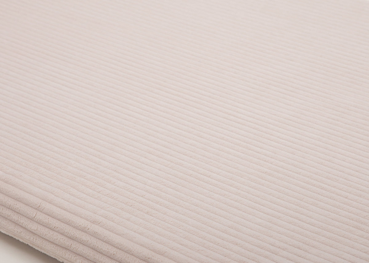 orthopädische Matte für Wau-Snuggle in Cord Creme  in Eckig Detailaufnahme des Stoffes- als zusätzliche Einlage fürs Reisebett