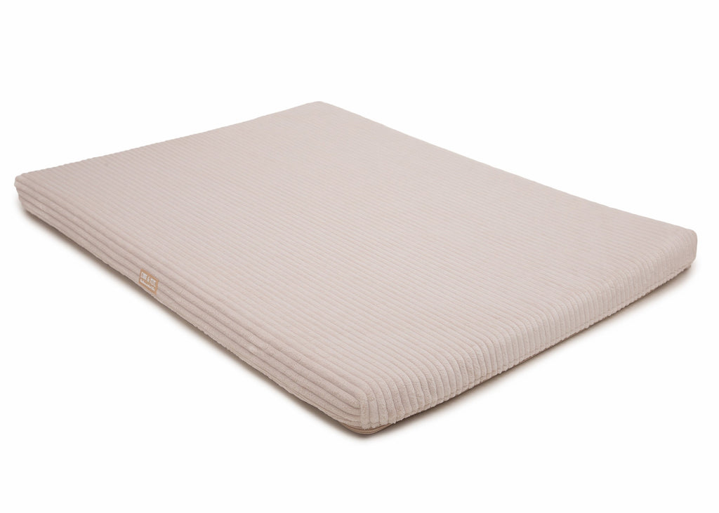 orthopädische Matte für Wau-Snuggle in Cord Creme in Eckig schräg fotografiert - als zusätzliche Einlage fürs Reisebett