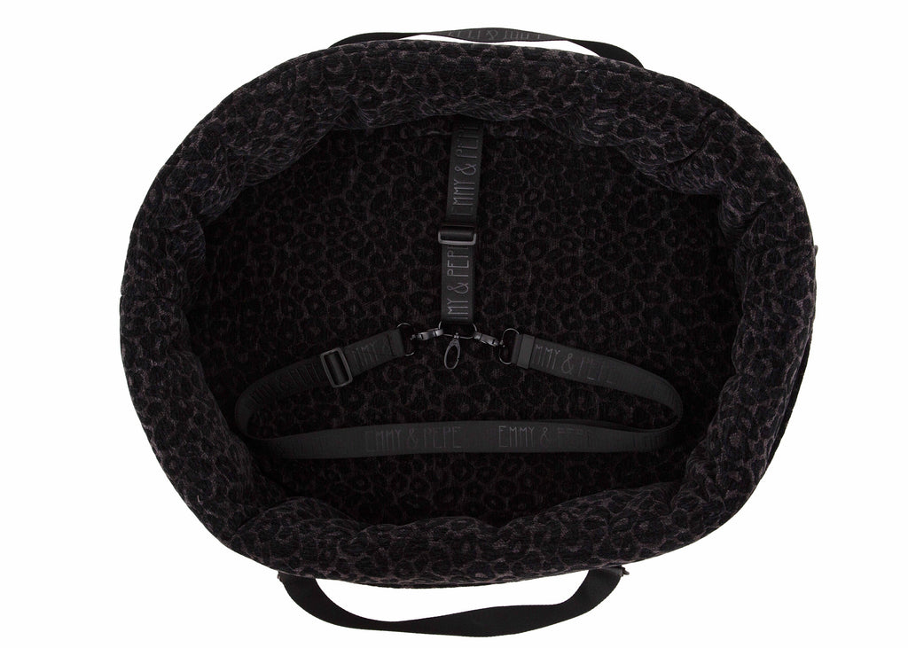 Wau-Snuggle Reisebett in oval mit einem weichen, schwarz/grauem Innenfutter mit Leopardenmuster und schwarzen Gurten zum Anschnallen innen