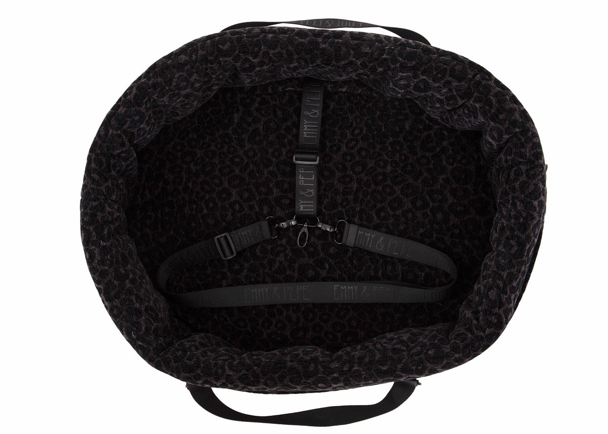 Wau-Snuggle Reisebett in oval mit einem weichen, schwarz/grauem Innenfutter mit Leopardenmuster und schwarzen Gurten zum Anschnallen innen