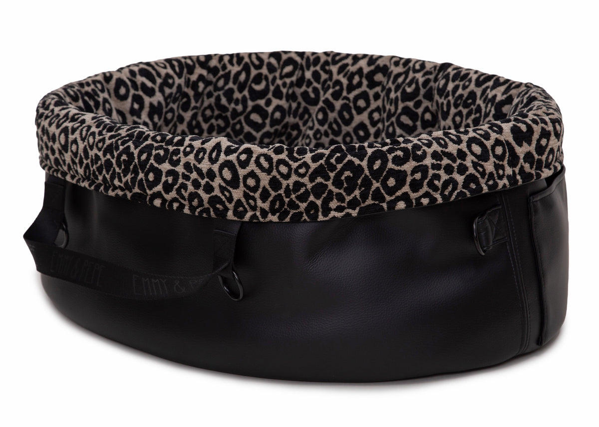  Wau-Snuggle Reisebett mit robustem schwarzen Kunstleder an der Außenseite und einem weichen, beigen Innenfutter mit schwarzem Leopardenmuster in oval Rückseite

