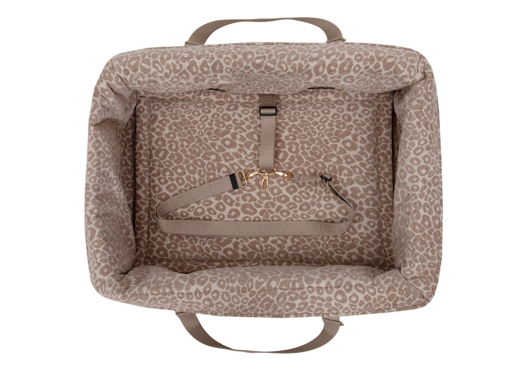 Wau-Snuggle Reisebett in eckig mit einem weichen, creme/braunem Innenfutter mit Leopardenmuster und creme farbenen Gurten zum Anschnallen innen