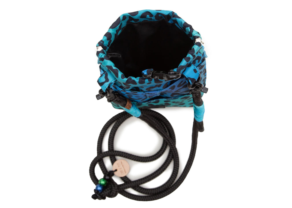 Wau-to-go Gassitasche, Modell  Leo Aqua, blau mit Leomustermit praktischem Umhängegurt und vielen Fächern