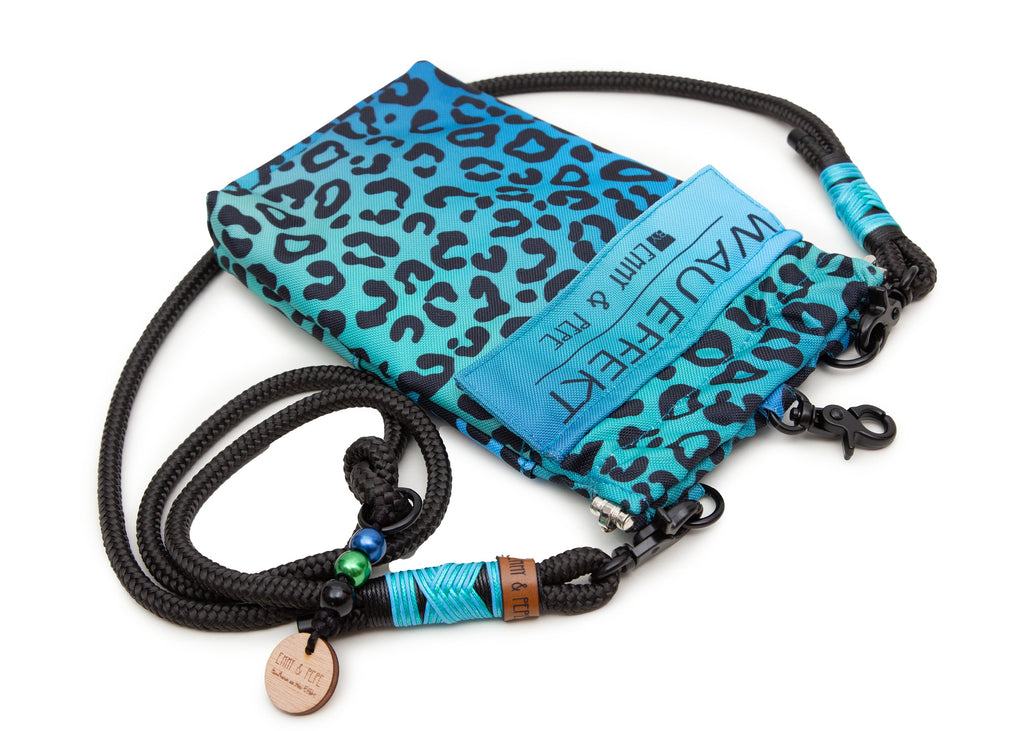 Wau-to-go Gassitasche, Modell  Leo Aqua, blau mit Leomustermit praktischem Umhängegurt und vielen Fächern