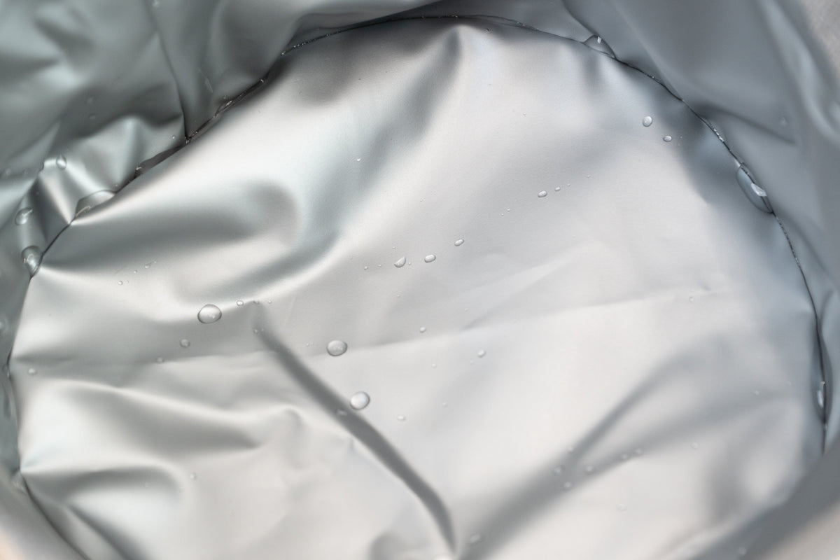 Wau-Krümel kleiner  Futtersack in Schwarz - mit thermoisolierender Innenbeschichtung