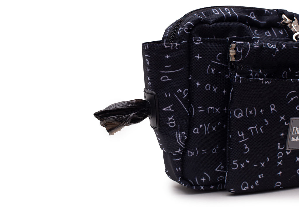 Wau-Pack große Gassitasche, Modell Numbers, Schwarz mit weißen Ziffern und Buchstaben - mit Kotbeutelspender