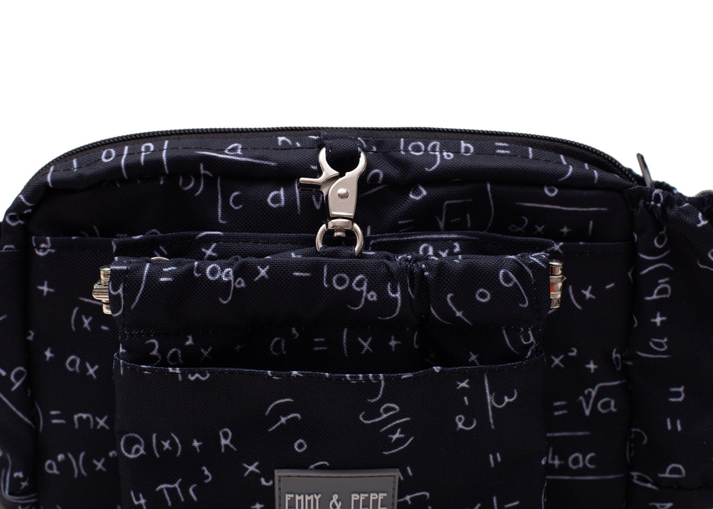 Wau-Pack große Gassitasche, Modell Numbers, Schwarz mit weißen Ziffern und Buchstaben - mit abnehmbarer Leckerlitasche Wau-Pocket