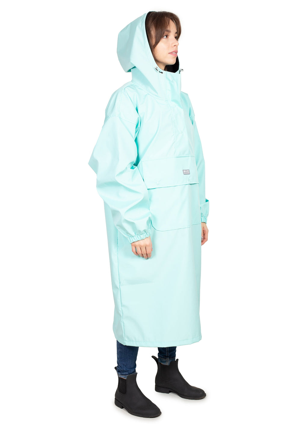 Wau-Poncho Mint: wetterfestes, durchdachtes Design mit großen Bauchtaschen (Druckknopf) und zwei Seitentaschen – alles Griffbereit für Hundespaziergänge.
