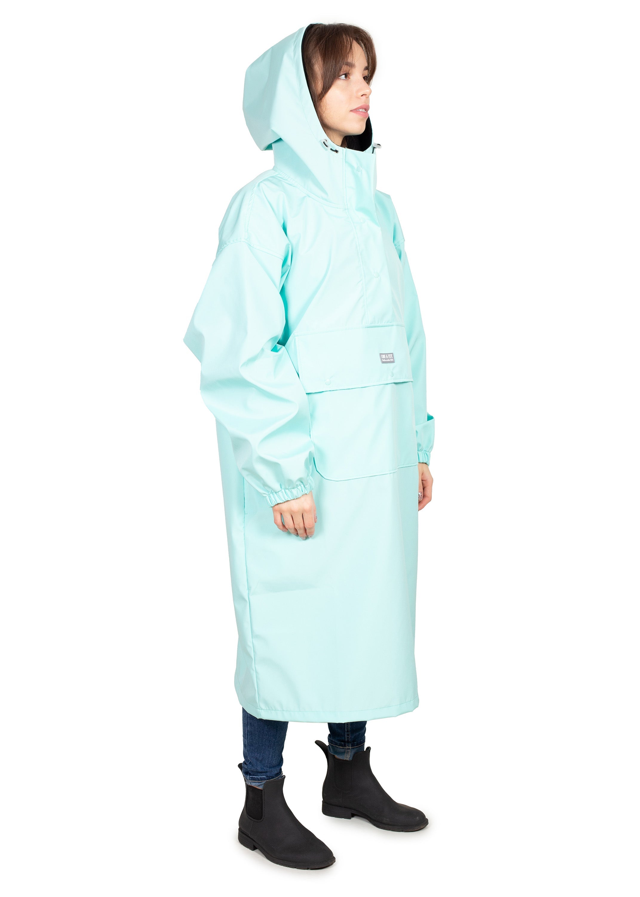 Wau-Poncho Mint: wetterfestes, durchdachtes Design mit großen Bauchtaschen (Druckknopf) und zwei Seitentaschen – alles Griffbereit für Hundespaziergänge.