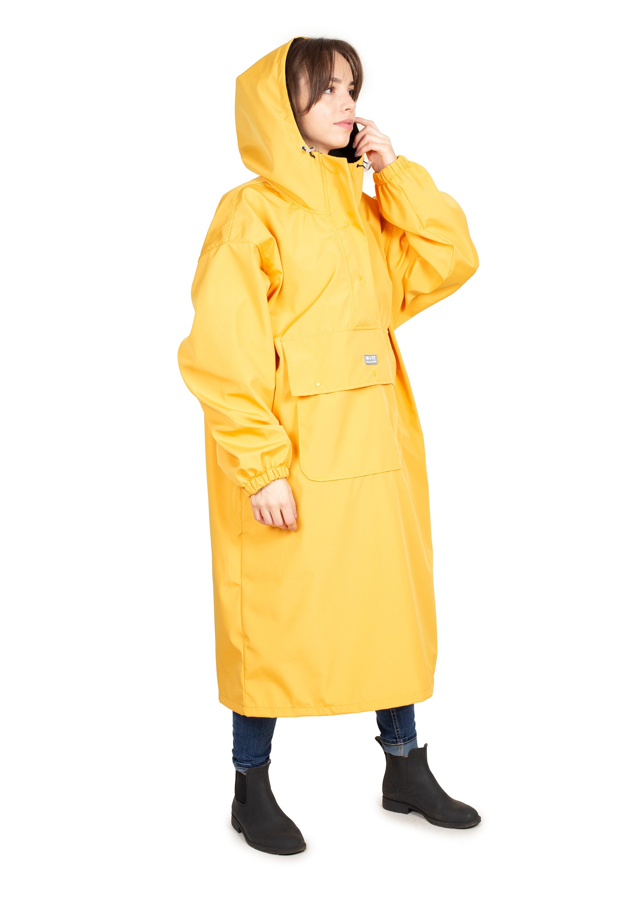 Wau-Poncho Mustard: wetterfestes, durchdachtes Design mit großen Bauchtaschen (Druckknopf) und zwei Seitentaschen – alles Griffbereit für Hundespaziergänge.