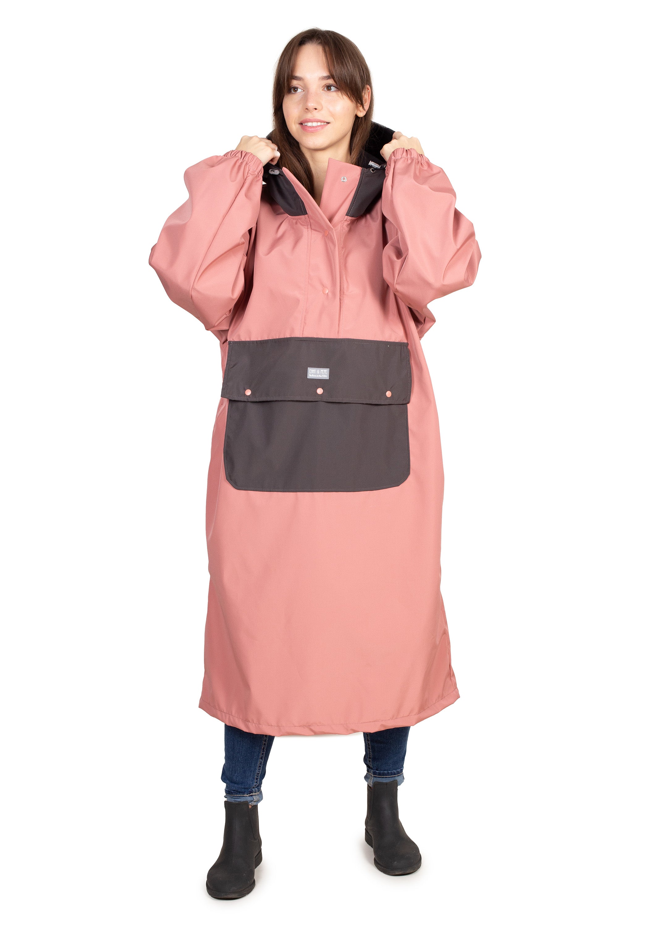 Wau-Poncho Rosa-Anthrazit: wetterfestes, durchdachtes Design mit großen Bauchtaschen (Druckknopf) und zwei Seitentaschen – alles Griffbereit für Hundespaziergänge.