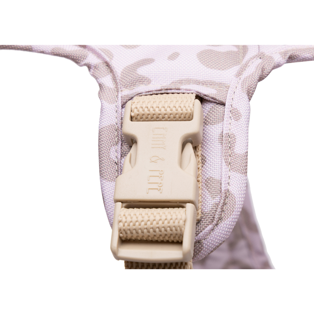 Wau-Safety Sicherheitsgeschirr Verschluss für Hunde  auf weißem Hintergrund in der Farbe Leo Creme in Creme und Gold in Tier von EMMY & PEPE