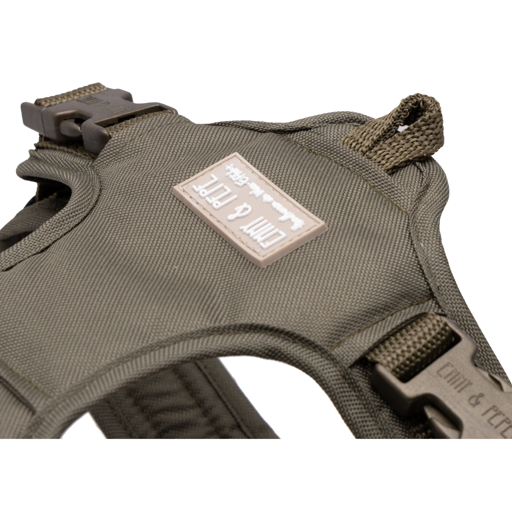Wau-Safety Sicherheitsgeschirr Schlaufe am Rücken für Hunde auf weißem Hintergrund in der Farbe Lotte in Olive und Sage Green von EMMY & PEPE
