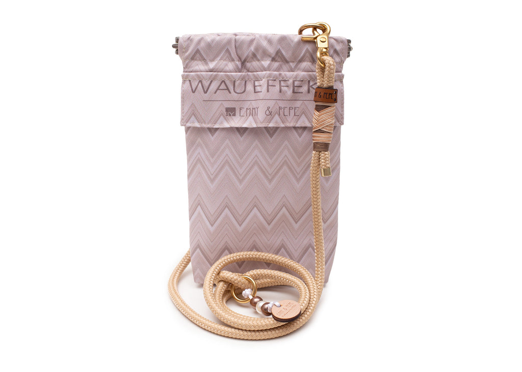 Gassitasche Wau-to-go Cremessoni in ZickZack Muster in weiß und creme mit Schultergurt & mehreren Fächern