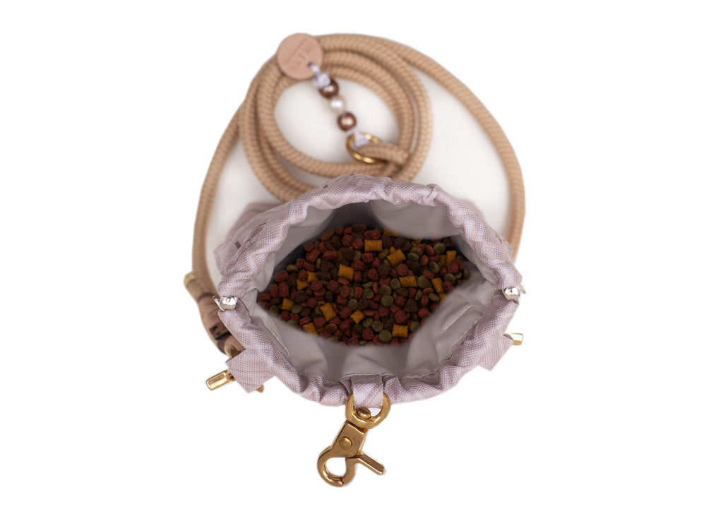 Wau-to-go Gassitasche, Modell  Cremessoni, hell mit leichtem Zick-Zack-Muster, praktisch für Leckerlis 