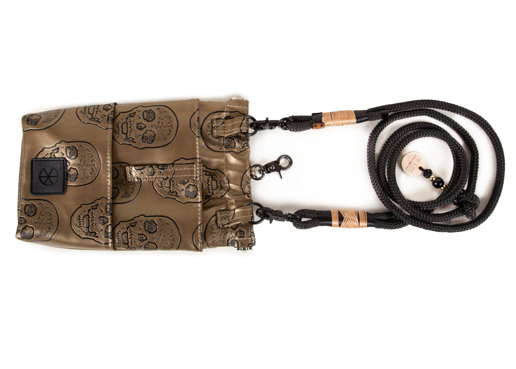 Wau-to-go Gassitasche, Modell  Goldskull, Kunstleder mit goldenem Totenkopfmotiv  - bei jedem Spaziergang alles dabei  - mit praktischem Umhängegurt