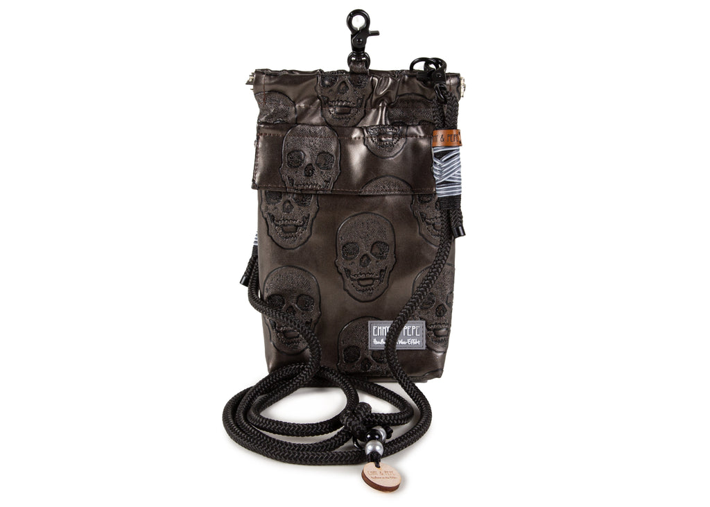 Gassitasche Wau-to-go Greyskull in grau mit schwarzen Totenköpfen und mit Schultergurt und mehreren praktischen Fächern