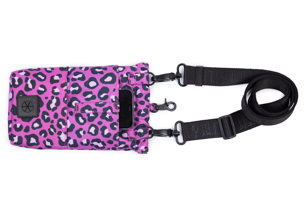 Gassitasche Wau-to-go Leo Fuchsia, modisches Leomuster in Farbe Fuchsia, mit Kotbeutelspender - so hast du alles für den Spaziergang dabei 