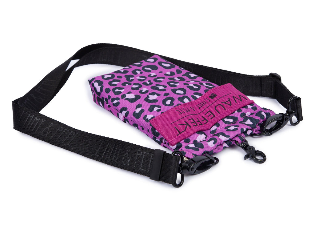 Gassitasche Wau-to-go, Modell  Leo Fuchsia, modisches Leomuster mit praktischem Umhängegurt