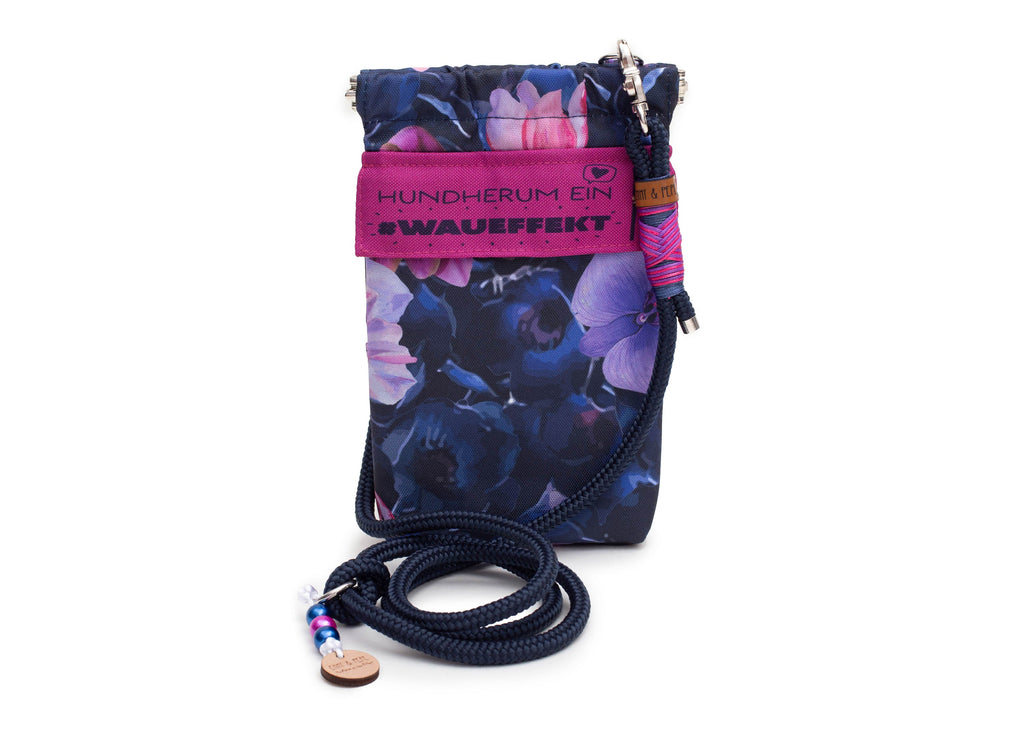 Gassitasche Wau-to-go Lilian mit Blumenmuster dei Lilie in blau und lila mit Schultergurt und mehreren praktischen Fächern