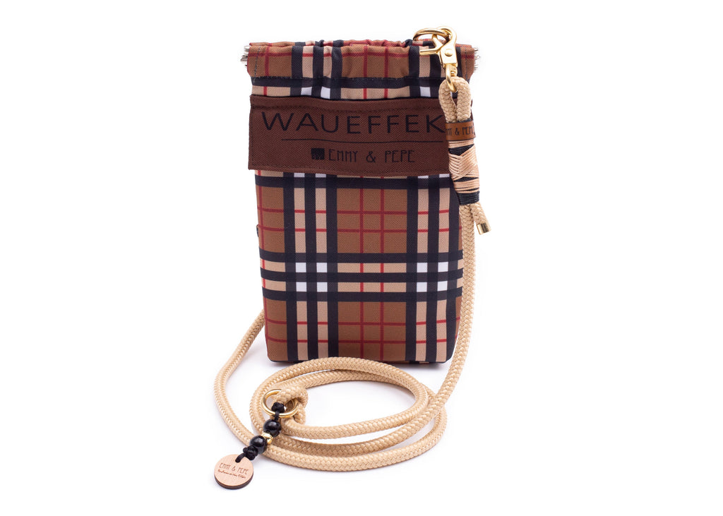 Gassitasche Wau-to-go Sherlock in edlem kariertem Muster in braun, beige und rot mit Schultergurt und mehreren praktischen Fächern