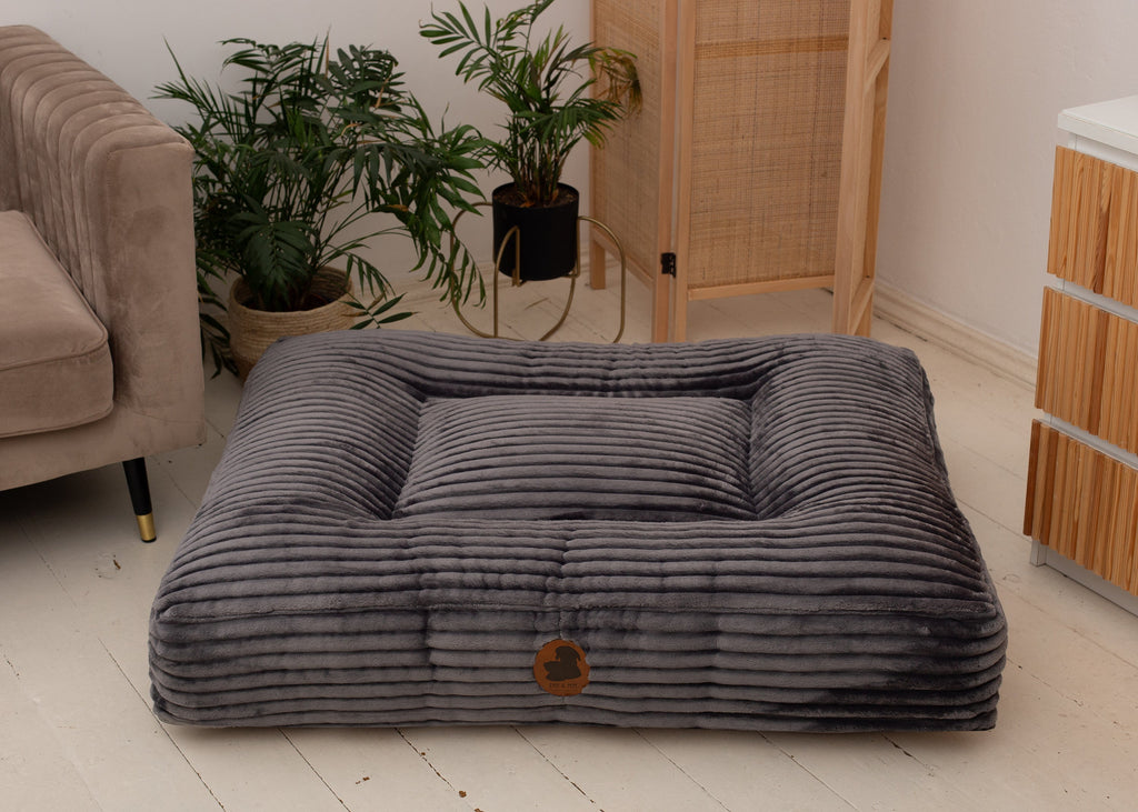 Wau-Bed orthopädisches Hundebett Kuschelcord Creme / Oval / Ansicht im Raum