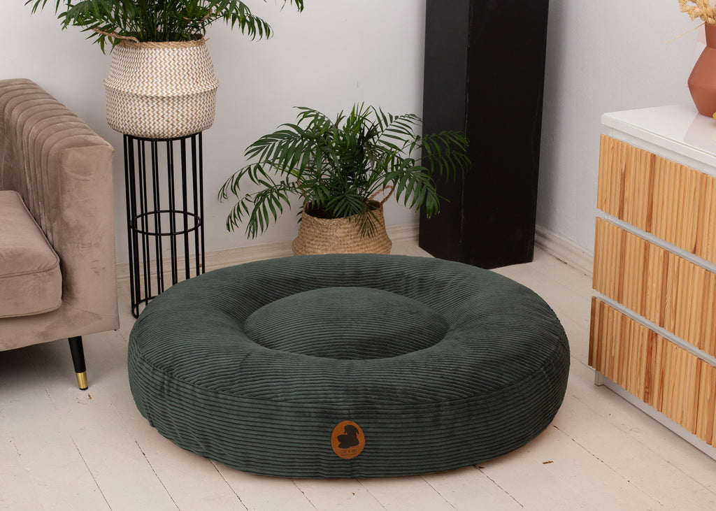 Wau-Bed orthopädisches Hundebett Cord Creme / Oval / Ansicht im Raumme / Oval / L (120x100cm),Creme / Oval / XL (140x120cm),Creme / Eckig / S (80x60cm),Creme / Eckig / M (100x80cm),Creme / Eckig / L (120x100cm),Creme / Eckig / XL (140x120cm),Green / Oval / S (80x60cm),Green / Oval / M (100x80cm),Green / Oval / L (120x100cm),Green / Oval / XL (140x120cm),Green / Eckig / S (80x60cm),Green / Eckig / M (100x80cm),Green / Eckig / L (120x100cm),Green / Eckig / XL (140x120cm),Dark Grey / Oval / S (80x60cm),Dark
